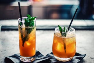 découvrez notre recette de cocktail au rhum, un mélange exotique et rafraîchissant qui éveillera vos papilles. apprenez à préparer ce délicieux breuvage, parfait pour vos soirées entre amis ou vos moments de détente !