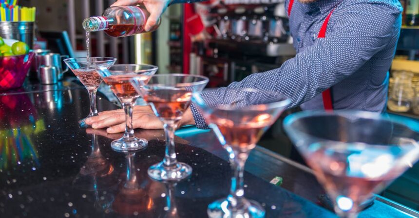 découvrez l'univers fascinant du rhum : des secrets de sa fabrication aux best-sellers à déguster. explorez les différentes variétés, recettes de cocktails, et l'histoire de cette boisson emblématique des caraïbes.