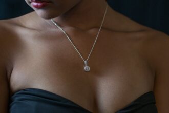 découvrez notre collection de colliers uniques et élégants, parfaits pour ajouter une touche de sophistication à n'importe quelle tenue. que vous recherchiez un bijou délicat pour un usage quotidien ou une pièce audacieuse pour une occasion spéciale, notre sélection saura vous séduire.