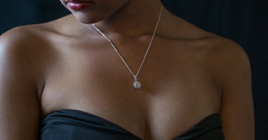 découvrez notre collection de colliers uniques et élégants, parfaits pour ajouter une touche de sophistication à n'importe quelle tenue. que vous recherchiez un bijou délicat pour un usage quotidien ou une pièce audacieuse pour une occasion spéciale, notre sélection saura vous séduire.