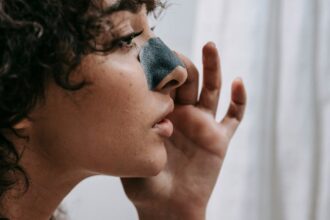 découvrez tout ce que vous devez savoir sur les points noirs : leurs causes, des conseils pratiques pour les enlever, et des méthodes efficaces pour prévenir leur apparition. adoptez une routine de soins adaptée pour une peau éclatante et sans imperfections.