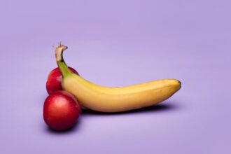 découvrez comment mener une vie sexuelle épanouissante avec des conseils pratiques, des stratégies de communication et des astuces pour renforcer l'intimité et le plaisir dans votre relation.