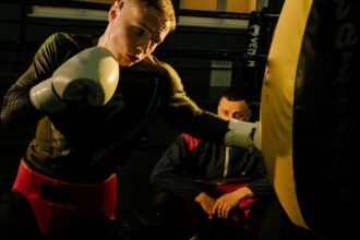 découvrez notre coach de fitness expert pour vous accompagner dans votre parcours de remise en forme. bénéficiez de conseils personnalisés, de programmes d'entraînement adaptés et de motivations pour atteindre vos objectifs de santé et de bien-être.