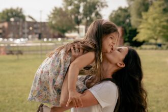 découvrez les conseils et astuces pour réussir une relation à distance. apprenez à surmonter les défis, à maintenir une connexion émotionnelle et à bâtir une confiance solide malgré les kilomètres qui vous séparent.