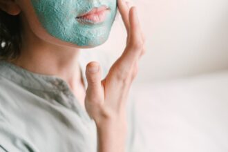 découvrez nos conseils et produits essentiels pour le soin des peaux grasses. apprenez à maîtriser l'excès de sébum, à prévenir les imperfections et à révéler un teint éclatant et sain. idéal pour une routine beauté adaptée aux besoins spécifiques de votre peau.