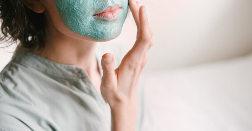 découvrez nos conseils et produits essentiels pour le soin des peaux grasses. apprenez à maîtriser l'excès de sébum, à prévenir les imperfections et à révéler un teint éclatant et sain. idéal pour une routine beauté adaptée aux besoins spécifiques de votre peau.