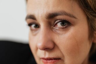 découvrez les profondeurs du chagrin d'amour : ses causes, ses effets et comment surmonter cette épreuve émotionnelle. plongez dans des histoires touchantes et des conseils pratiques pour guérir votre cœur.