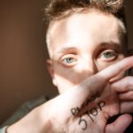 découvrez l'importance de la communication sexuelle dans les relations intimes. apprenez à mieux exprimer vos désirs et à instaurer un dialogue ouvert et respectueux pour renforcer votre complicité et votre satisfaction mutuelle.
