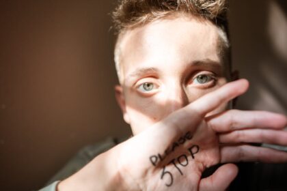 découvrez l'importance de la communication sexuelle dans les relations intimes. apprenez à mieux exprimer vos désirs et à instaurer un dialogue ouvert et respectueux pour renforcer votre complicité et votre satisfaction mutuelle.