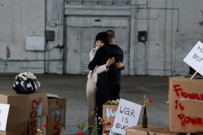 découvrez les principes de la communication non violente, une méthode puissante pour améliorer vos relations interpersonnelles, favoriser l'écoute empathique et résoudre les conflits de manière pacifique. apprenez à exprimer vos besoins et émotions tout en respectant ceux des autres.
