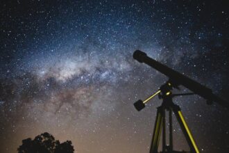 découvrez les mystères de l'astrologie : interprétez votre thème astral, comprenez les influences des planètes et explorez les liens entre les étoiles et votre vie quotidienne.