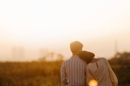 découvrez les dynamiques des relations humaines, explorez les différentes formes de connexions et apprenez à cultiver des liens sains et épanouissants dans votre vie.