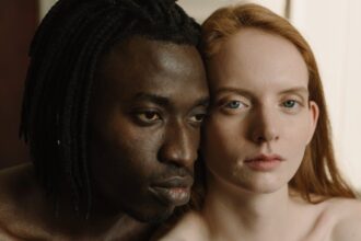 découvrez comment la compatibilité émotionnelle et sexuelle peut enrichir vos relations. explorez les clés d'une connexion profonde et harmonieuse entre partenaires, favorisant une intimité épanouie et une compréhension mutuelle.