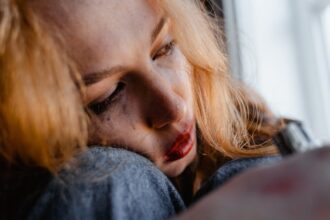 découvrez les causes et les effets de l'épuisement émotionnel, un état de fatigue mentale et physique qui affecte la qualité de vie. apprenez à reconnaître les signes, à gérer le stress et à retrouver votre énergie intérieure.