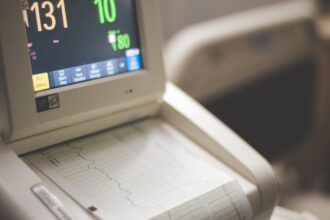 découvrez tout sur la bradycardie, une condition caractérisée par un rythme cardiaque anormalement lent. apprenez les causes, les symptômes et les traitements disponibles pour mieux comprendre cette affection et comment elle peut affecter la santé.