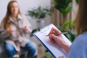 découvrez comment gérer une crise aiguë avec des stratégies efficaces et des conseils pratiques pour traverser les moments difficiles. apprenez à reconnaître les signes avant-coureurs et à agir rapidement pour minimiser les impacts sur votre vie et votre wellbeing.