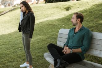 découvrez les mécanismes de la dépendance émotionnelle et apprenez à reconnaître ses signes. explorez les conséquences sur vos relations et trouvez des conseils pour surmonter cette dépendance et rétablir un équilibre affectif sain.