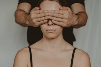 découvrez ce qu'est la dépendance émotionnelle, ses signes, ses causes et comment surmonter cette problématique pour retrouver un équilibre émotionnel dans vos relations.