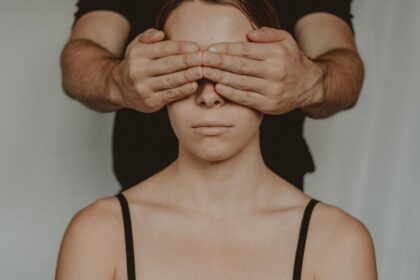 découvrez ce qu'est la dépendance émotionnelle, ses signes, ses causes et comment surmonter cette problématique pour retrouver un équilibre émotionnel dans vos relations.