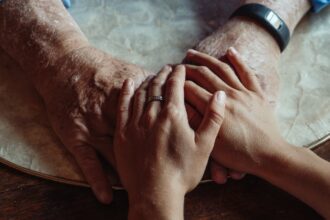 découvrez les clés pour comprendre et surmonter la dépendance affective. apprenez à reconnaître ses signes, à renforcer votre estime de soi et à établir des relations saines et équilibrées. transformez votre vie émotionnelle et retrouvez votre indépendance.