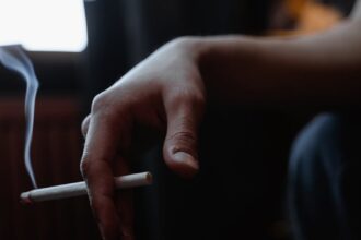 découvrez les causes, symptômes et traitements de la douleur au poignet. apprenez comment soulager votre inconfort et améliorer votre qualité de vie grâce à des conseils pratiques et des informations médicales.