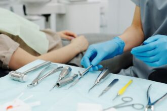 découvrez des solutions efficaces et des conseils pour soulager vos douleurs dentaires. comprenez les causes des maux de dents et apprenez quand consulter un dentiste pour un traitement approprié.