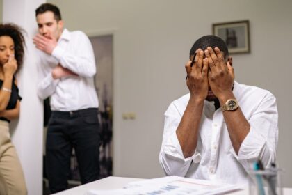 découvrez les dynamiques relationnelles, un domaine fascinant qui explore l'interaction entre les individus, les groupes et les systèmes. apprenez à mieux comprendre les relations humaines, à améliorer votre communication et à renforcer vos connexions interpersonnelles pour un épanouissement personnel et professionnel.