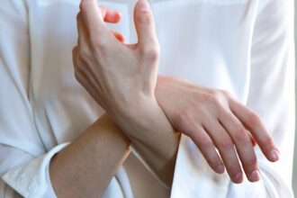 découvrez tout ce qu'il faut savoir sur la fracture du poignet : symptômes, traitements, conseils de réhabilitation et astuces pour une récupération rapide. informez-vous sur cette blessure courante et apprenez comment prévenir les blessures au poignet.
