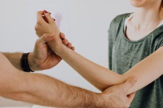découvrez les bienfaits de la physiothérapie de la main pour soulager la douleur, améliorer la mobilité et favoriser la guérison des blessures. nos thérapeutes spécialisés vous accompagnent avec des techniques adaptées à vos besoins.