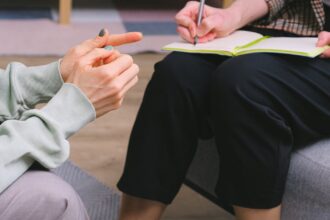 découvrez la psychothérapie, un accompagnement professionnel qui aide à surmonter les difficultés émotionnelles et psychologiques. profitez d'un espace sécurisé pour explorer vos pensées et sentiments, et trouvez des outils pour améliorer votre bien-être mental.