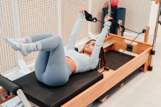 la réhabilitation cardiaque est un programme de soins personnalisé qui vise à améliorer la santé du cœur après un événement cardiaque. grâce à des exercices adaptés, des conseils sur l’alimentation et un soutien psychologique, elle aide les patients à retrouver une meilleure qualité de vie et à réduire les risques de récidive.