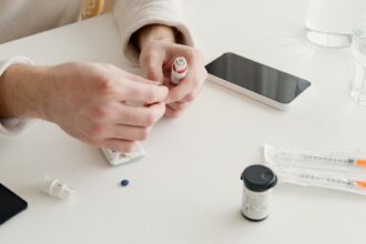 la sinusite chronique est une inflammation persistante des sinus qui provoque des douleurs, des maux de tête et une congestion. découvrez les causes, les symptômes et les traitements efficaces pour soulager cette affection courante.