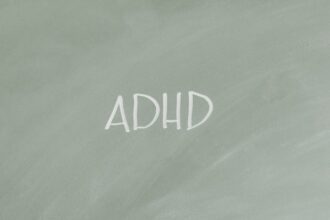 découvrez la thérapie cognitivo-comportementale, une approche efficace pour gérer les troubles émotionnels et comportementaux. apprenez à modifier vos pensées et comportements pour améliorer votre bien-être mental.