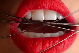 un abcès dentaire est une infection douloureuse qui se forme autour des racines des dents ou des gencives. il peut provoquer des symptômes tels que douleur intense, gonflement et fièvre. découvrez les causes, les traitements et comment prévenir les abcès dentaires pour maintenir une bonne santé bucco-dentaire.