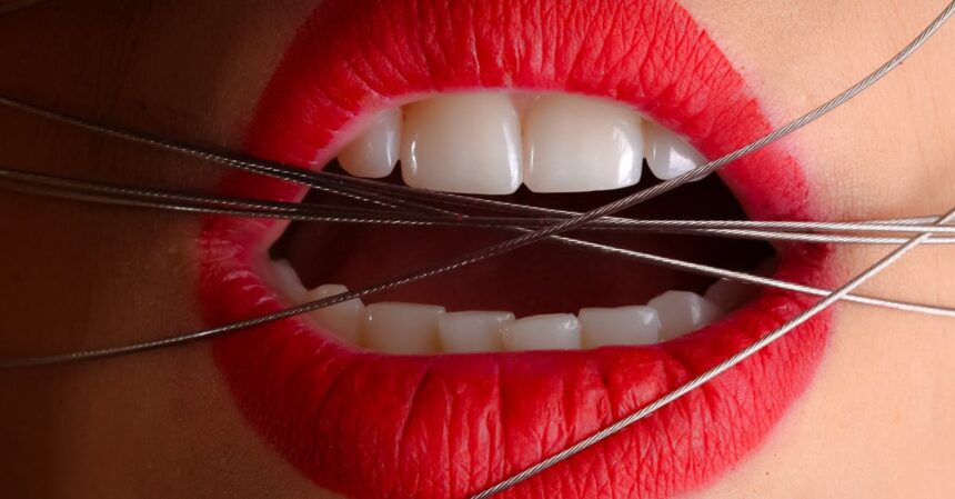 un abcès dentaire est une infection douloureuse qui se forme autour des racines des dents ou des gencives. il peut provoquer des symptômes tels que douleur intense, gonflement et fièvre. découvrez les causes, les traitements et comment prévenir les abcès dentaires pour maintenir une bonne santé bucco-dentaire.