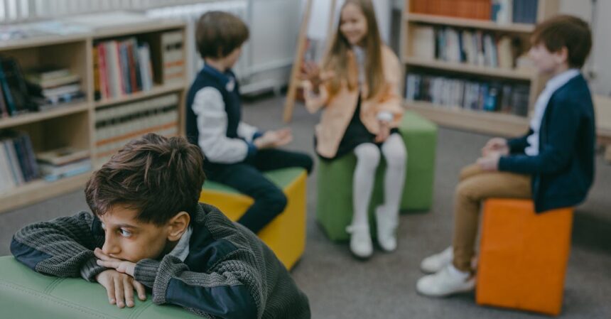 découvrez les causes, symptômes et stratégies pour surmonter l'anxiété sociale. apprenez à gérer vos peurs et à améliorer vos interactions sociales pour mener une vie plus épanouissante.