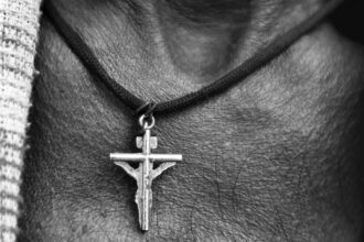 découvrez le concept d'attachement anxieux, ses caractéristiques, ses impacts sur les relations et des stratégies pour mieux gérer vos émotions. apprenez à reconnaître les signes de l'attachement anxieux et à cultiver des relations plus saines.