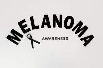 découvrez les causes, les symptômes et les traitements du cancer de la peau. renseignez-vous sur les moyens de prévention et d'auto-examen pour protéger votre santé cutanée.