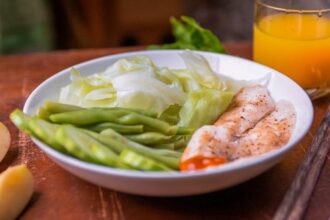 découvrez comment une alimentation adaptée peut vous aider à gérer votre cholestérol. explorez des recettes saines, des conseils nutritionnels et des stratégies pour améliorer votre santé cardiaque tout en vous régalant!