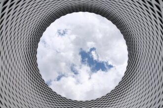 découvrez le syndrome du canal carpien, une affection qui provoque des douleurs, des engourdissements et une faiblesse dans la main. apprenez-en davantage sur ses symptômes, ses causes, et les options de traitement disponibles pour soulager l'inconfort et améliorer la qualité de vie.