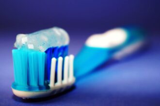 découvrez tout ce que vous devez savoir sur le tartre dentaire : causes, symptômes, prévention et traitements. protégez votre santé bucco-dentaire et maintenez un sourire éclatant.