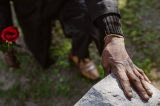 découvrez comment le traumatisme émotionnel affecte notre bien-être et nos relations. apprenez des stratégies pour surmonter la douleur et reconstruire votre vie grâce à des conseils d'experts et des ressources adaptées.