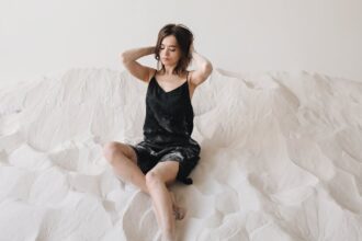 découvrez le vitiligo, une affection cutanée caractérisée par la dépigmentation de la peau. apprenez-en davantage sur ses causes, ses symptômes, les traitements disponibles et des conseils pour mieux vivre avec cette condition. informez-vous sur les avancées de la recherche et les témoignages de personnes touchées.