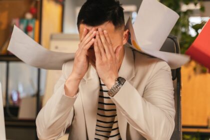découvrez les symptômes de l'épuisement émotionnel, ses causes et des stratégies efficaces pour le surmonter. apprenez à reconnaître les signes de fatigue mentale et à retrouver votre bien-être émotionnel.