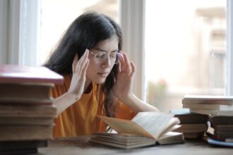 découvrez les causes et les conséquences de l'épuisement mental, ainsi que des stratégies efficaces pour le surmonter et retrouver votre énergie et votre bien-être. apprenez à reconnaître les signes de la fatigue mentale et à prendre soin de votre santé psychologique.