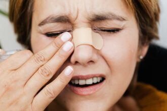 découvrez les principales causes de la douleur à la main, allant des blessures traumatiques aux conditions médicales comme l'arthrite. informez-vous sur les symptômes, les traitements et comment prévenir les douleurs pour une meilleure qualité de vie.