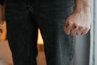 découvrez les causes et les solutions pour soulager la douleur aux doigts. apprenez à identifier les symptômes et les traitements efficaces pour retrouver votre confort au quotidien.