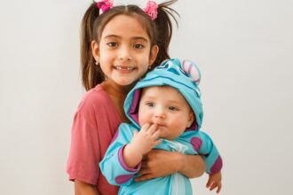 découvrez tout ce que vous devez savoir sur la période de la dentition chez les bébés : symptômes, conseils pour apaiser la douleur, et astuces pour accompagner votre enfant durant cette étape importante de son développement.