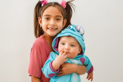 découvrez tout ce que vous devez savoir sur la période de la dentition chez les bébés : symptômes, conseils pour apaiser la douleur, et astuces pour accompagner votre enfant durant cette étape importante de son développement.