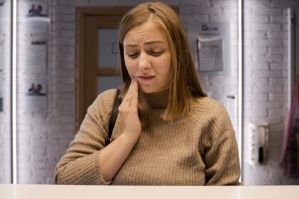 découvrez les causes et les solutions pour soulager la douleur dentaire. notre guide complet vous aide à comprendre les symptômes, les traitements disponibles et les conseils pour maintenir une santé bucco-dentaire optimale.